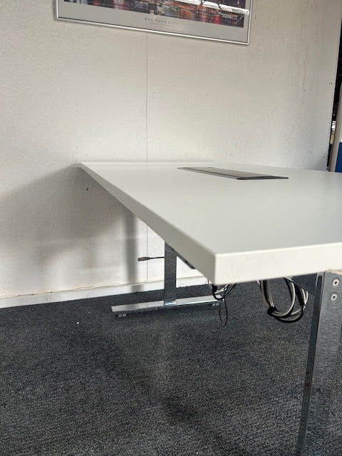 Vivante White Flip Top Table with 25mm Top / Chrome Frame / Power & Data Module